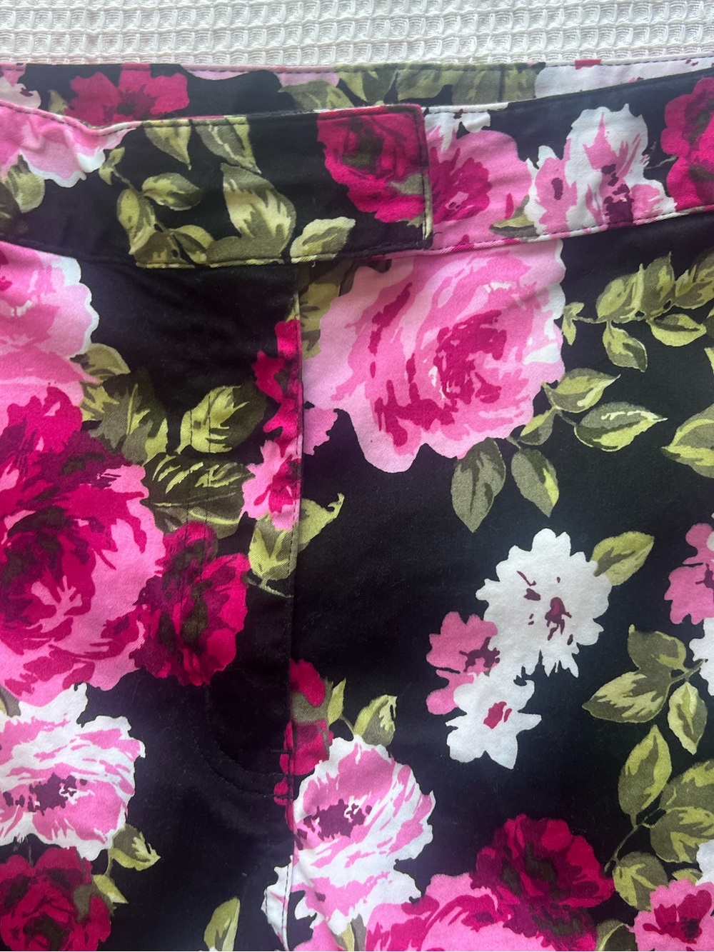 St. John’s Bay 16P Petite Floral Rose Cropped Pants Stretch Cotton Pink Black - Picture 5 of 7